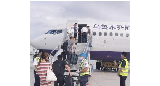 乌鲁木齐航空首班新疆石河子至西安航班送179名师生开学返校