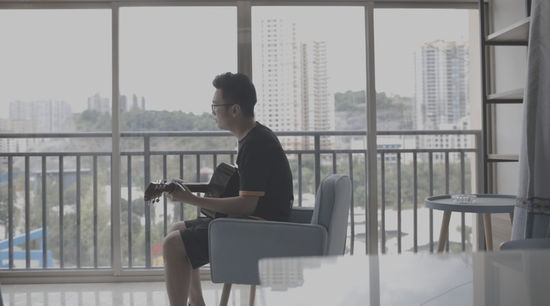 图为吉他村电商运营王清远。