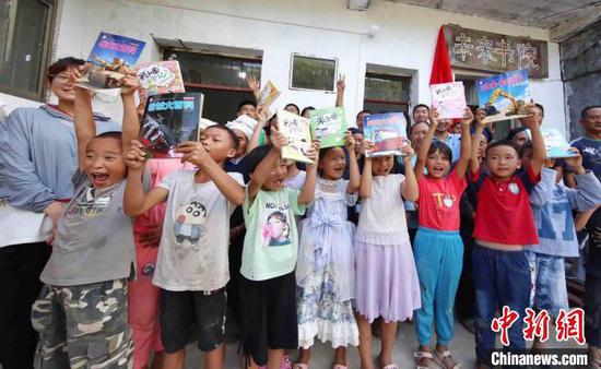 定汪村的孩子们领到了心爱的书籍。宁海宣传部供图