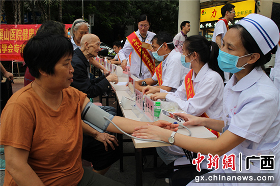 党员医生进社区 义诊服务暖民心