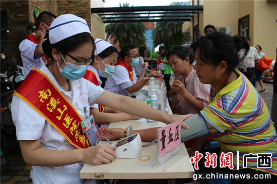 党员医生进社区 义诊服务暖民心