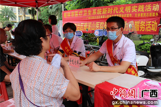 党员医生进社区 义诊服务暖民心