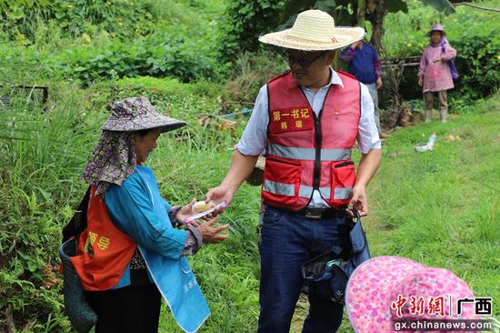 韩瑞给村民分发干粮。 韩瑞给村民分发干粮。