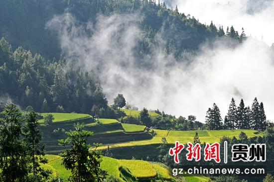 航拍贵州省从江县丙妹镇大塘苗寨晨景。