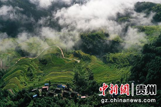 航拍贵州省从江县丙妹镇大塘苗寨晨景。
