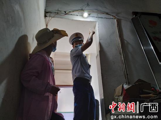 广西柳州一服装加工厂设在民房内 消防部门依法查封