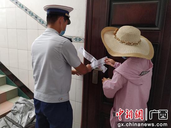 广西柳州一服装加工厂设在民房内 消防部门依法查封