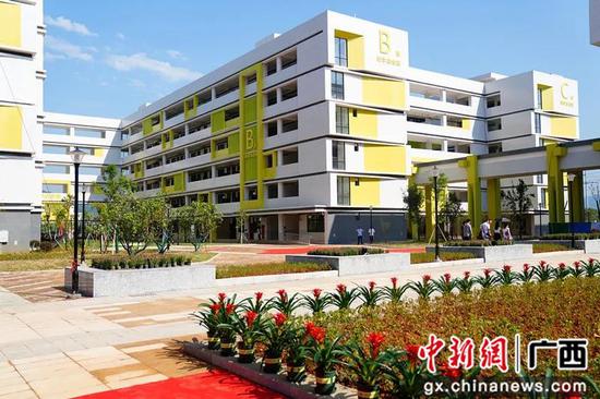 柳州市六座中心校新校园启用 可容纳1620名学生