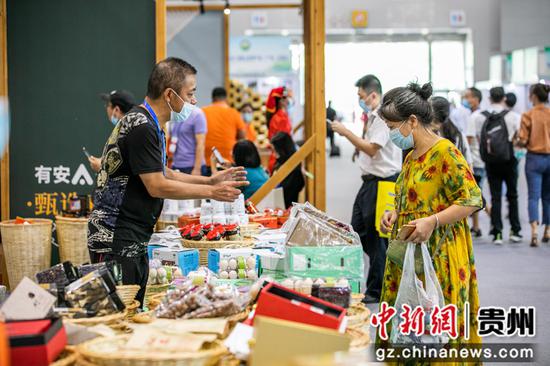 8月28日,在广东省广州市东西部协作毕节绿色农产品消费扶贫推介会暨乌蒙山农特产品(广州)交易会现场选购贵州农特产品的观众。 8月28日,在广东省广州市东西部协作毕节绿色农产品消费扶贫推介会暨乌蒙山农特产品(广州)交易会现场选购贵州农特产品的观众。
