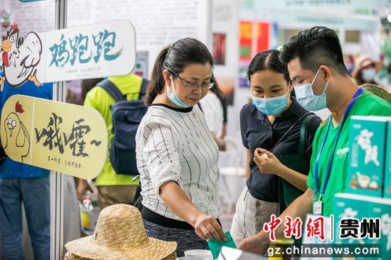 8月28日,在广东省广州市东西部协作毕节绿色农产品消费扶贫推介会暨乌蒙山农特产品(广州)交易会现场选购贵州农特产品的观众。 8月28日,在广东省广州市东西部协作毕节绿色农产品消费扶贫推介会暨乌蒙山农特产品(广州)交易会现场选购贵州农特产品的观众。