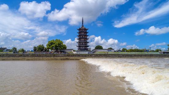 海宁盐官旅游度假区是天下奇观"一线潮"的最佳观赏点,自今年4月10