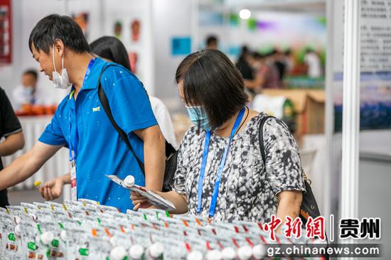 8月28日,在广东省广州市东西部协作毕节绿色农产品消费扶贫推介会暨乌蒙山农特产品(广州)交易会现场选购贵州农特产品的观众。 8月28日,在广东省广州市东西部协作毕节绿色农产品消费扶贫推介会暨乌蒙山农特产品(广州)交易会现场选购贵州农特产品的观众。