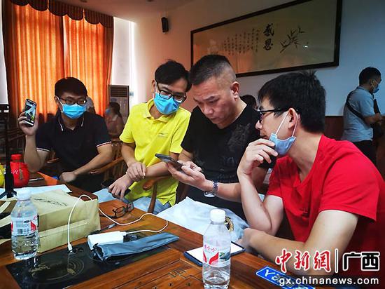 图为学员们交流培训心得。雷燕桦 摄 横县“花都村播”千人培训计划助力兴农发展