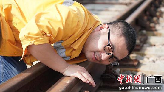 图为玉林工务段职工在太阳炽烤下进行目测检查线路整修高低水平作业。谭育俊 摄 图为玉林工务段职工在太阳炽烤下进行目测检查线路整修高低水平作业。谭育俊 摄