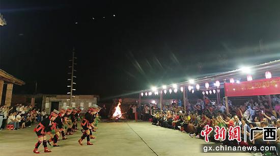 图为2020年“茂名千人游金秀”首发团欢迎仪式现场。茂南·金秀扶贫协作办 供图 图为2020年“茂名千人游金秀”首发团欢迎仪式现场。茂南·金秀扶贫协作办 供图