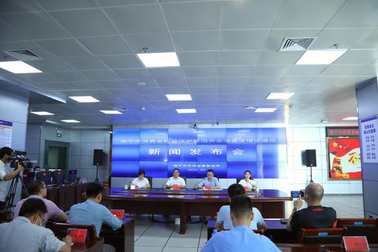 图为新闻发布会现场