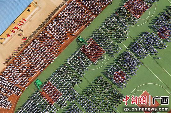 航拍广西梧州商贸学校军训现场。何华文 摄 航拍广西梧州商贸学校军训现场。何华文 摄
