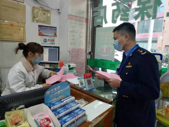 温州市市场监管部门执法人员在检查药械。 温州市市场监管局 供图
