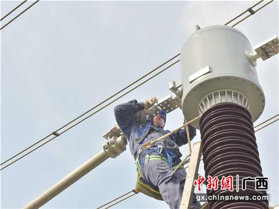 变电检修人员肩抗跨路管母进入安装位置。易欢 摄 广西崇左:抓紧变电检修确保安全供电