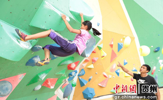教练指导队员攀岩 教练指导队员攀岩