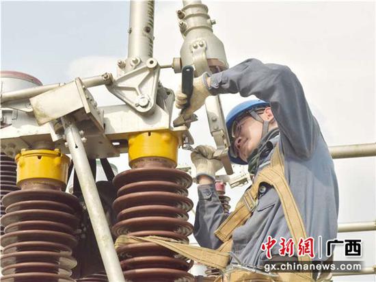 李杰儒对变电站隔离开关设备进行检修。易欢 摄 广西崇左:抓紧变电检修确保安全供电