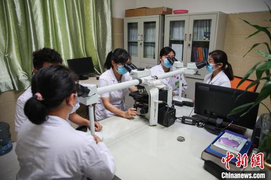 来自浙江大学医学院附属医院的帮扶医生在湄潭县人民医院开展教学工作。 瞿宏伦 摄