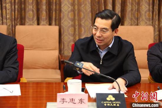 2016年12月17日,民革中央副主席兼秘书长李惠东在民革中央脱贫攻坚民主监督工作小组第二次会议上讲话。民革中央供图 2016年12月17日,民革中央副主席兼秘书长李惠东在民革中央脱贫攻坚民主监督工作小组第二次会议上讲话。民革中央供图