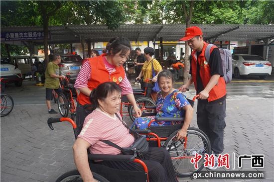 志愿者教残障人士使用轮椅