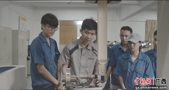 黄浩(左二)在给学生们上课。