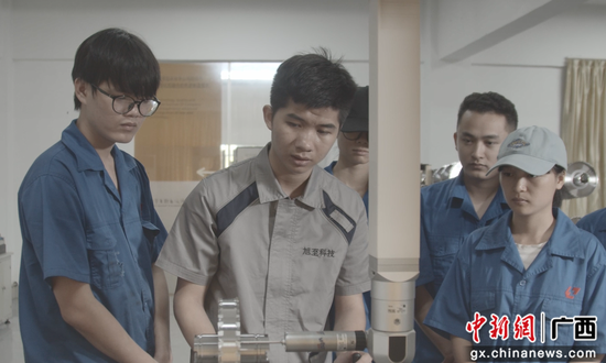 黄浩(左二)教员工们使用三坐标仪。