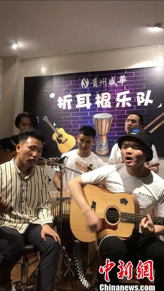 图为“折耳根”乐队排练。受访者供图 图为“折耳根”乐队排练。受访者供图