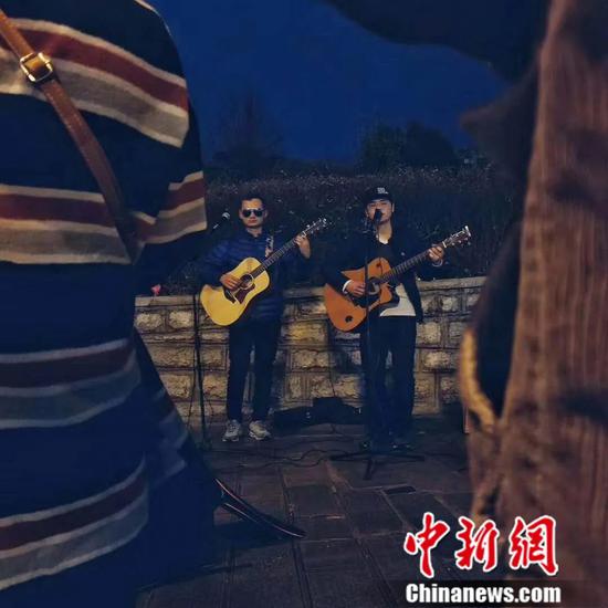 图为陈昌海、杨志街边演唱。受访者供图 图为陈昌海、杨志街边演唱。受访者供图