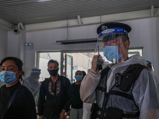 9月4日，乌鲁木齐铁路公安局哈密公安处民警对进站乘车大学生及旅客进行秩序维护。