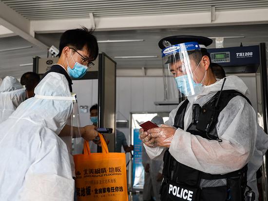9月4日，乌鲁木齐铁路公安局哈密公安处民警对进站大学生进行核查，并开展安全宣传。