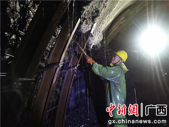 工作人员在“水帘洞”里施工。刘晨 摄 探访大浦高速平田隧道建设现场:“倔”进“广西最难隧道”