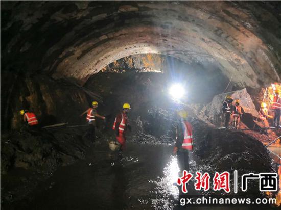工作人员及时做初期支护。刘晨 摄 探访大浦高速平田隧道建设现场:“倔”进“广西最难隧道”