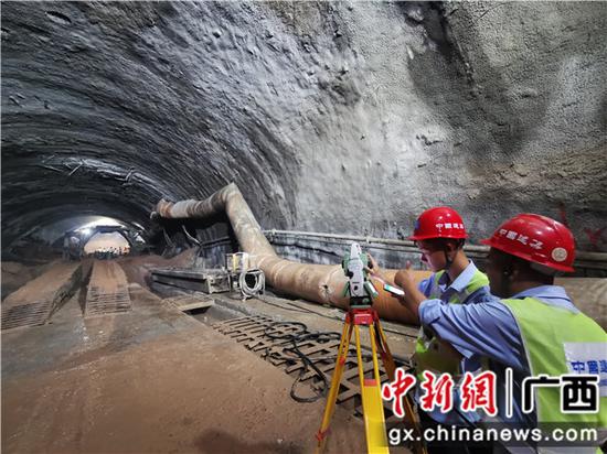 项目员工在隧道内监控量测。刘晨 摄 探访大浦高速平田隧道建设现场:“倔”进“广西最难隧道”