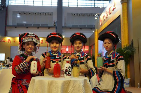 图为参展商展示酒品。
