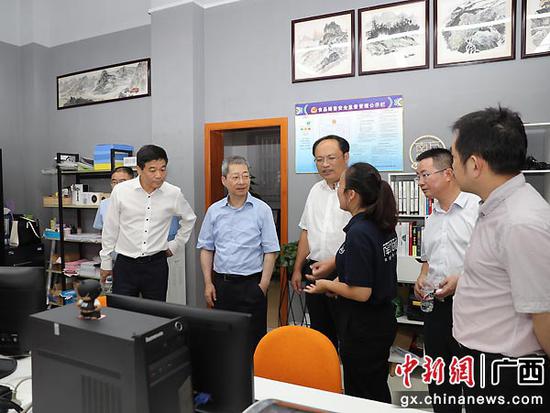 农发行领导一行考察隆林县消费扶贫电商平台。黄慧文 摄 农发行领导一行考察隆林县消费扶贫电商平台。黄慧文 摄