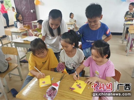 小学生为教师制作礼物 黄光荣 摄 广西宁明县鲜花献给最美乡村教师