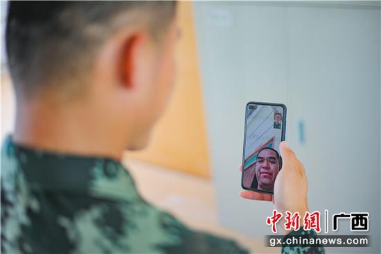 到达营区后,新同志与家人报平安。崔程 摄 武警广西总队各支队迎来首批新兵