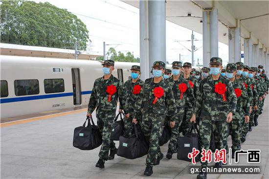 9月10日,新兵们迈着整齐的步伐走出车站。崔程 摄 武警广西总队各支队迎来首批新兵
