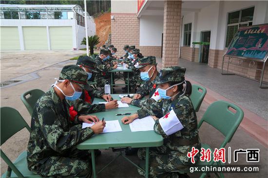 入营新兵正在填写入营新兵流行病学调查表。李灿明 摄 武警广西总队各支队迎来首批新兵