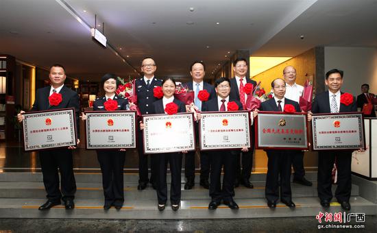 崇左市副市长、公安局党委书记、局长朱园春(左二)与其他领奖代表合影_副本 崇左市副市长、公安局党委书记、局长朱园春(左二)与其他领奖代表合影_副本