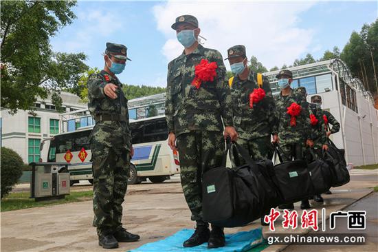 组织刚入营的新兵做好消毒工作。李灿明摄 武警广西总队各支队迎来首批新兵