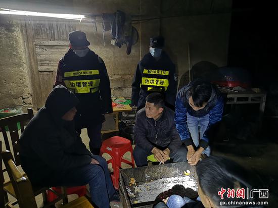 走村入户,提醒边民做好疫情防控 走村入户,提醒边民做好疫情防控