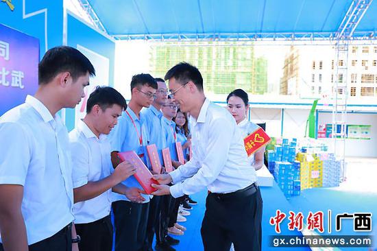 图为共青团南宁市委副书记刘文忠颁发南宁市“青年岗位能手”。
