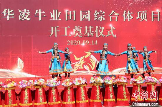 新疆华凌集团投资建设的首个牛业田园综合体项目在和静县开工。 孙亭文 摄 新疆华凌集团投资建设的首个牛业田园综合体项目在和静县开工。 孙亭文 摄