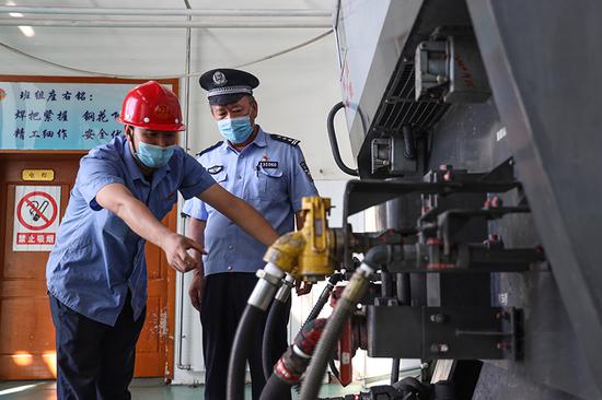 乌鲁木齐铁路公安局哈密公安处消防支队民警对机车整备作业过程中消防措施落实情况进行了解。 乌鲁木齐铁路公安局哈密公安处消防支队民警对机车整备作业过程中消防措施落实情况进行了解。