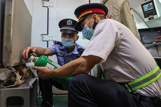 乌鲁木齐铁路公安局哈密公安处消防支队民警对机车消防器材进行检查。 乌鲁木齐铁路公安局哈密公安处消防支队民警对机车消防器材进行检查。